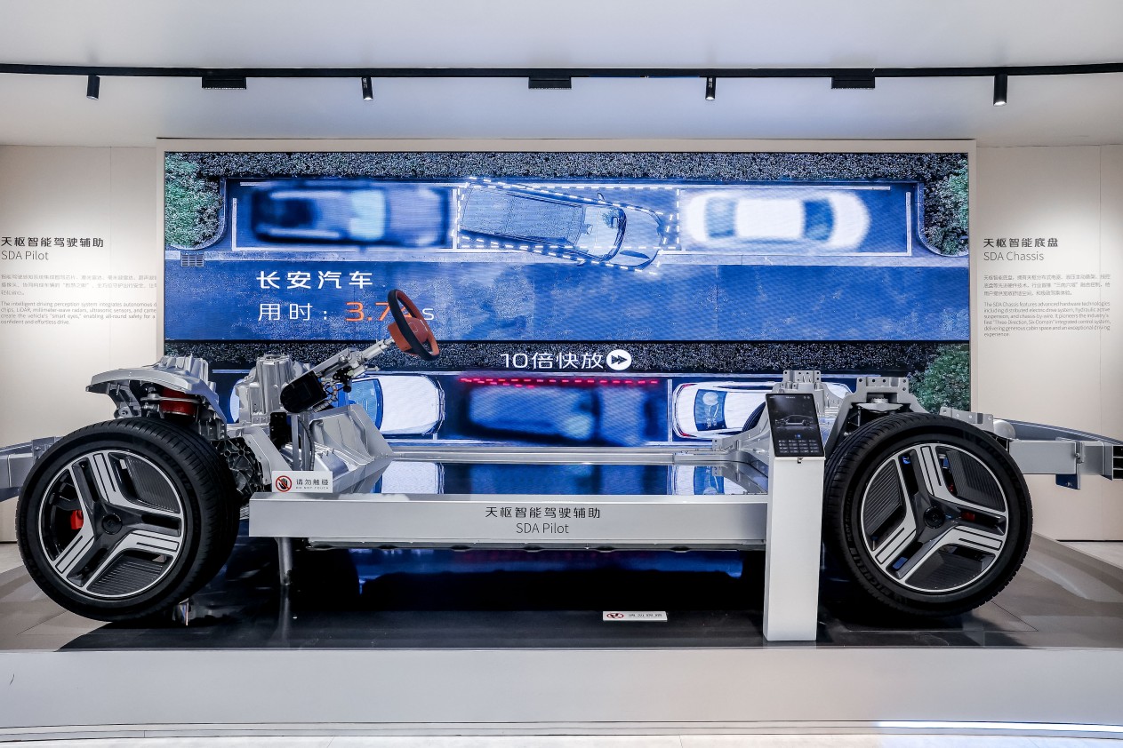 天枢智能底盘通过三向六域等技术，提升极端场景响应能力